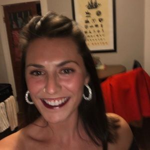 Meet your Posher, Hilary